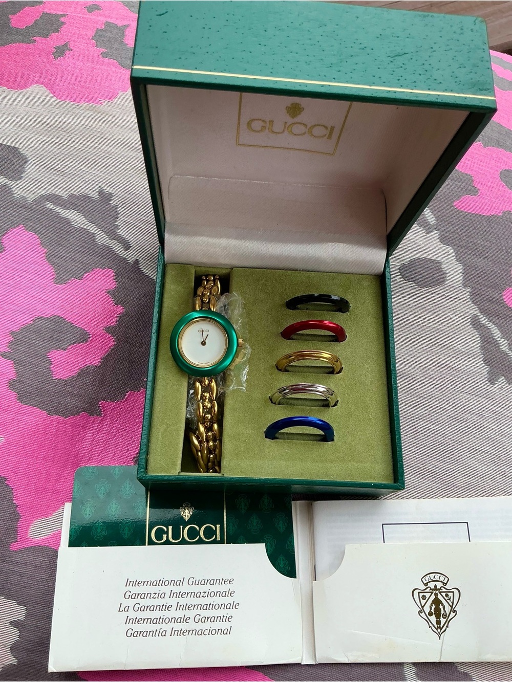 Gucci dressy gold chain Bracelet Watch with Interchangeable Colored Bezels💛💚❤️💙🖤